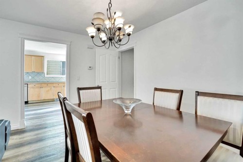 76 Coach Manor Rise Sw, Calgary, AB - Indoor Photo Showing Dining Room