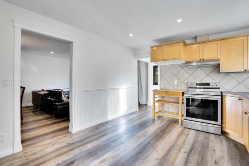 76 Coach Manor Rise Sw, Calgary, AB - Indoor Photo Showing Kitchen