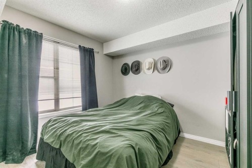105-27 Everridge Square Sw, Calgary, AB - Indoor Photo Showing Bedroom
