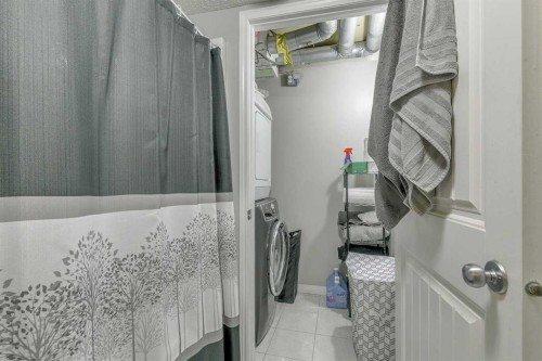 105-27 Everridge Square Sw, Calgary, AB - Indoor Photo Showing Bathroom