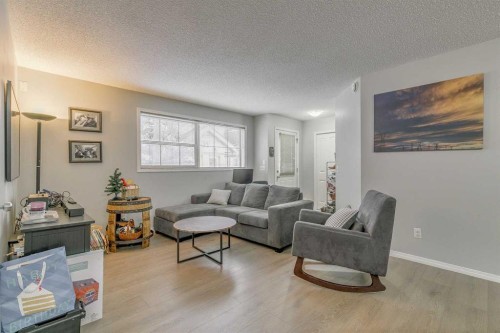 105-27 Everridge Square Sw, Calgary, AB - Indoor Photo Showing Living Room