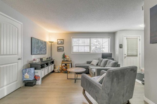 105-27 Everridge Square Sw, Calgary, AB - Indoor Photo Showing Living Room