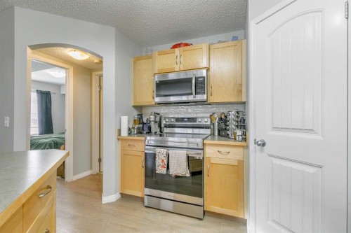 105-27 Everridge Square Sw, Calgary, AB - Indoor Photo Showing Kitchen