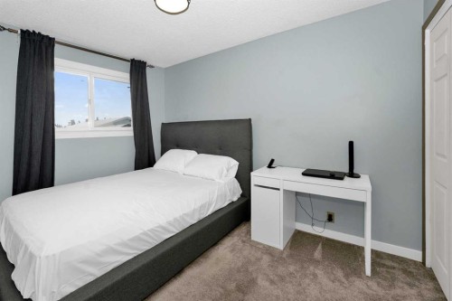 1059 Pinecliff Drive Ne, Calgary, AB - Indoor Photo Showing Bedroom