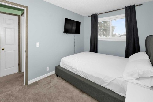 1059 Pinecliff Drive Ne, Calgary, AB - Indoor Photo Showing Bedroom