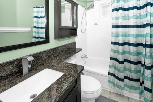 1059 Pinecliff Drive Ne, Calgary, AB - Indoor Photo Showing Bathroom