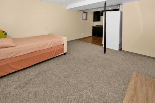 1059 Pinecliff Drive Ne, Calgary, AB - Indoor Photo Showing Bedroom