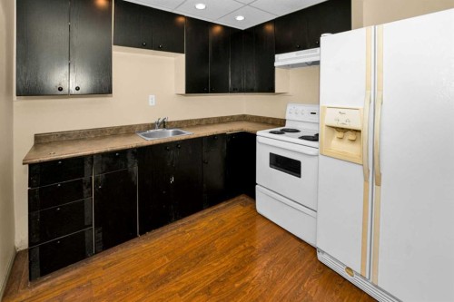 1059 Pinecliff Drive Ne, Calgary, AB - Indoor Photo Showing Kitchen