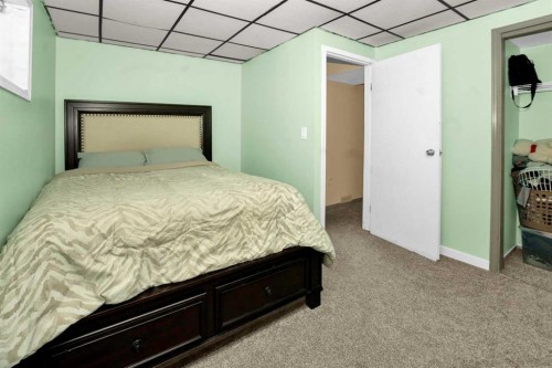1059 Pinecliff Drive Ne, Calgary, AB - Indoor Photo Showing Bedroom