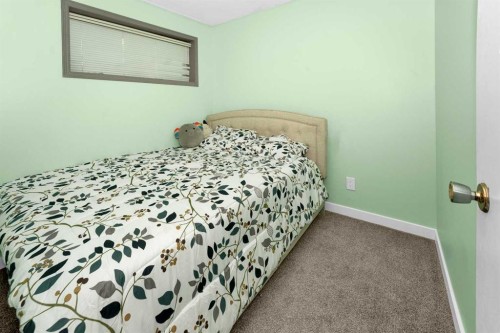 1059 Pinecliff Drive Ne, Calgary, AB - Indoor Photo Showing Bedroom