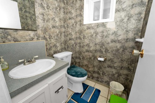 1059 Pinecliff Drive Ne, Calgary, AB - Indoor Photo Showing Bathroom