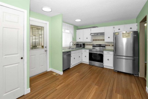 1059 Pinecliff Drive Ne, Calgary, AB - Indoor Photo Showing Kitchen