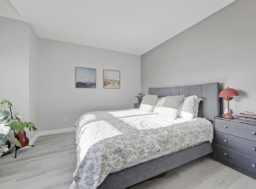 3-119 23 Avenue Ne, Calgary, AB - Indoor Photo Showing Bedroom