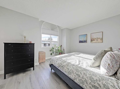 3-119 23 Avenue Ne, Calgary, AB - Indoor Photo Showing Bedroom