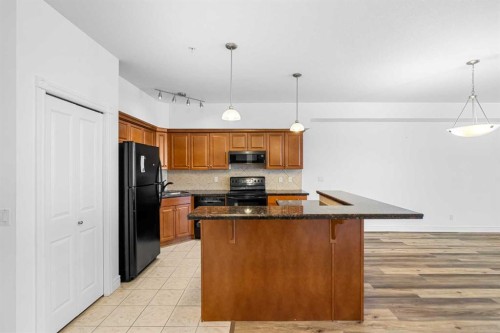 108-11642 Valley Ridge Park Nw, Calgary, AB - Indoor Photo Showing Kitchen