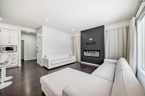 31 Creekside Grove Sw, Calgary, AB - Indoor Photo Showing Living Room