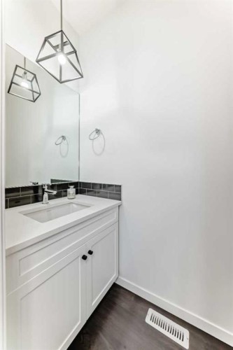 31 Creekside Grove Sw, Calgary, AB - Indoor Photo Showing Bathroom