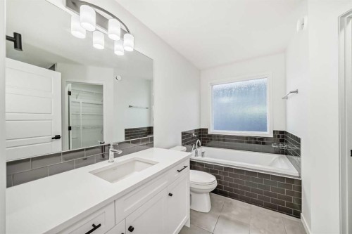 31 Creekside Grove Sw, Calgary, AB - Indoor Photo Showing Bathroom