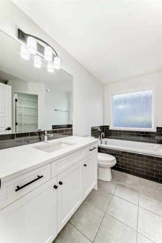 31 Creekside Grove Sw, Calgary, AB - Indoor Photo Showing Bathroom