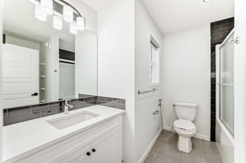 31 Creekside Grove Sw, Calgary, AB - Indoor Photo Showing Bathroom