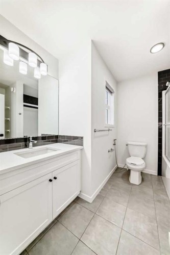 31 Creekside Grove Sw, Calgary, AB - Indoor Photo Showing Bathroom