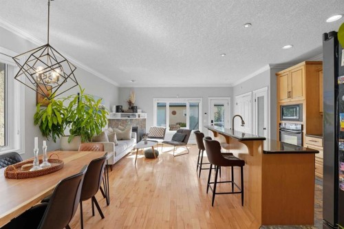 215 23 Avenue Ne, Calgary, AB - Indoor Photo Showing Dining Room