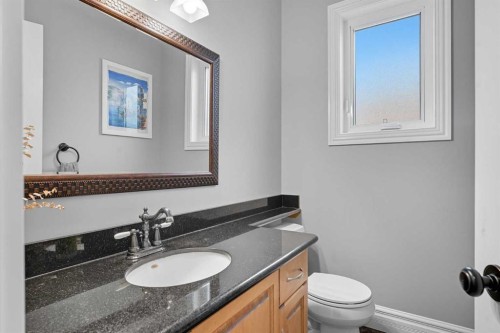 215 23 Avenue Ne, Calgary, AB - Indoor Photo Showing Bathroom