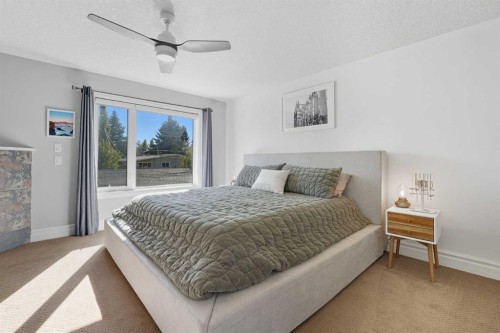 215 23 Avenue Ne, Calgary, AB - Indoor Photo Showing Bedroom