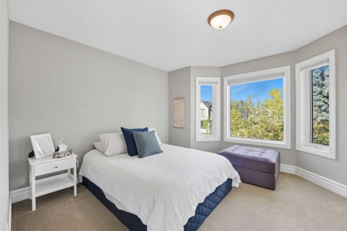 215 23 Avenue Ne, Calgary, AB - Indoor Photo Showing Bedroom