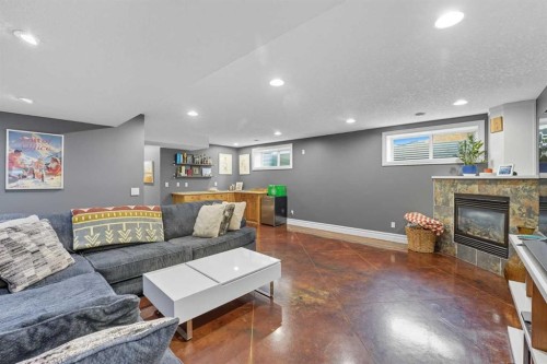 215 23 Avenue Ne, Calgary, AB - Indoor With Fireplace