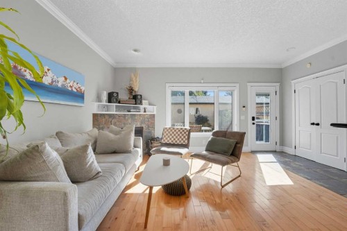 215 23 Avenue Ne, Calgary, AB - Indoor Photo Showing Living Room