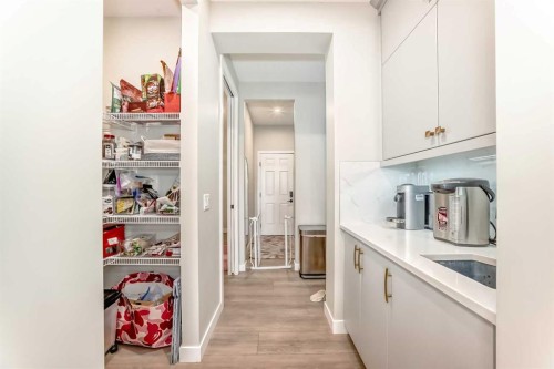 120 Magnolia Manor Se, Calgary, AB - Indoor Photo Showing Kitchen