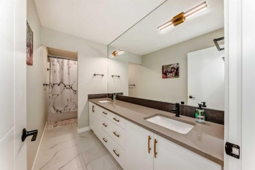120 Magnolia Manor Se, Calgary, AB - Indoor Photo Showing Bathroom