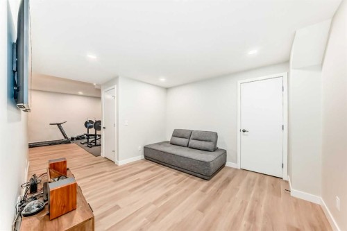 120 Magnolia Manor Se, Calgary, AB - Indoor Photo Showing Other Room
