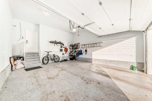 120 Magnolia Manor Se, Calgary, AB - Indoor Photo Showing Garage