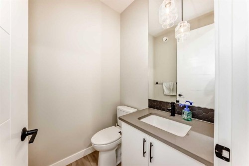 120 Magnolia Manor Se, Calgary, AB - Indoor Photo Showing Bathroom