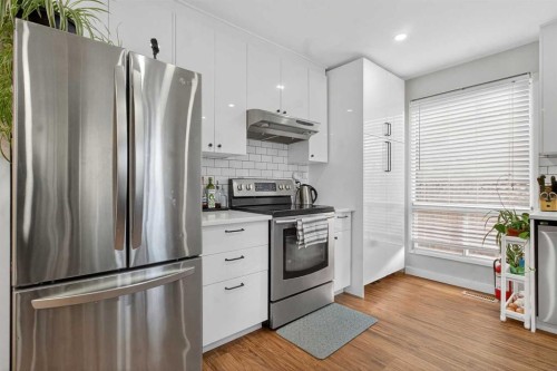 1451 Berkley Drive Nw, Calgary, AB - Indoor Photo Showing Kitchen