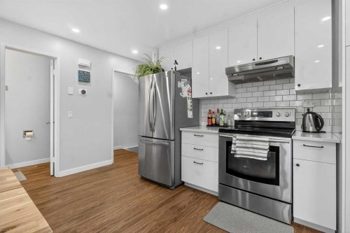 1451 Berkley Drive Nw, Calgary, AB - Indoor Photo Showing Kitchen With Upgraded Kitchen