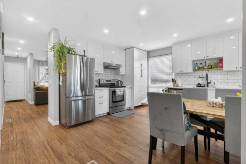 1451 Berkley Drive Nw, Calgary, AB - Indoor Photo Showing Kitchen With Upgraded Kitchen