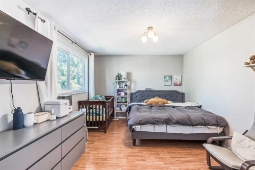 1451 Berkley Drive Nw, Calgary, AB - Indoor Photo Showing Bedroom