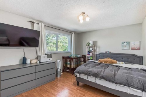 1451 Berkley Drive Nw, Calgary, AB - Indoor Photo Showing Bedroom