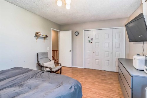 1451 Berkley Drive Nw, Calgary, AB - Indoor Photo Showing Bedroom