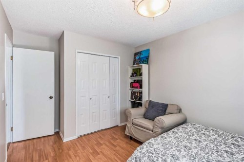 1451 Berkley Drive Nw, Calgary, AB - Indoor Photo Showing Bedroom
