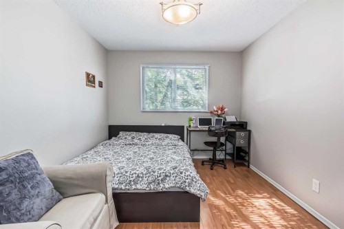 1451 Berkley Drive Nw, Calgary, AB - Indoor Photo Showing Bedroom