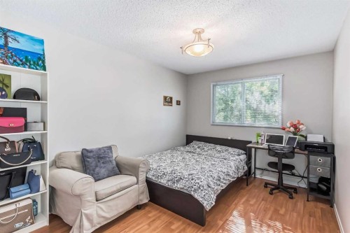 1451 Berkley Drive Nw, Calgary, AB - Indoor Photo Showing Bedroom