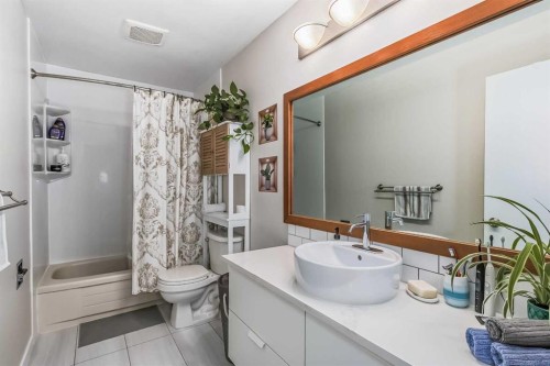 1451 Berkley Drive Nw, Calgary, AB - Indoor Photo Showing Bathroom