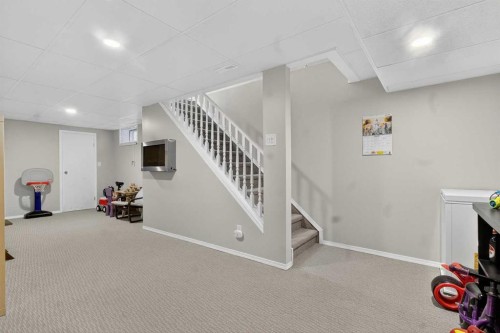 1451 Berkley Drive Nw, Calgary, AB - Indoor