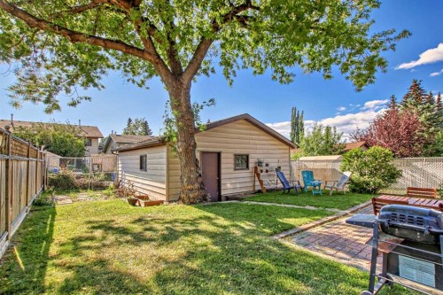 1451 Berkley Drive Nw, Calgary, AB - Outdoor