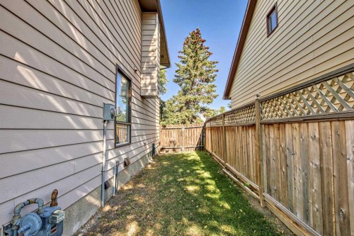 1451 Berkley Drive Nw, Calgary, AB - Outdoor