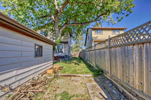 1451 Berkley Drive Nw, Calgary, AB - Outdoor With Exterior